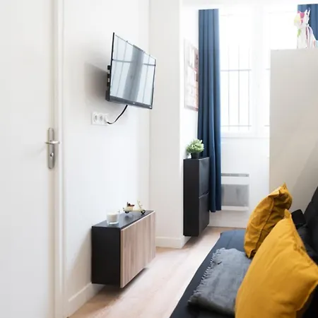 Nice Bright Studio Near Montmartre Париж