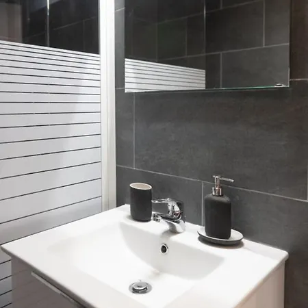 Nice Bright Studio Near Montmartre Париж