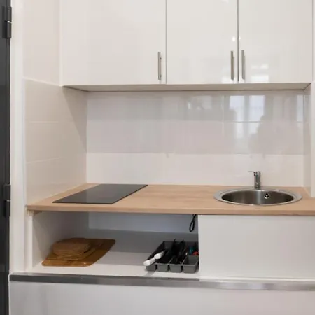 Nice Bright Studio Near Montmartre Апартаменты *